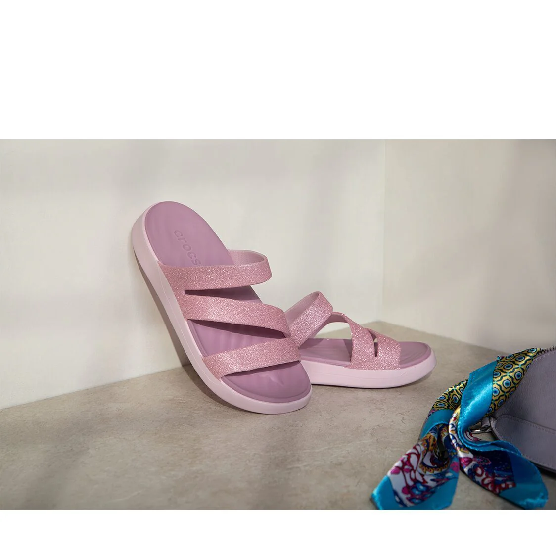 Crocs Getaway Glitter Strappy - Pink Milk - Image 5